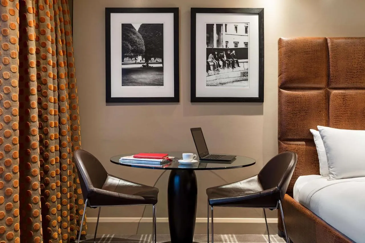 Radisson Blu Hotel, London Heathrow Χίλινγκτον 4*,